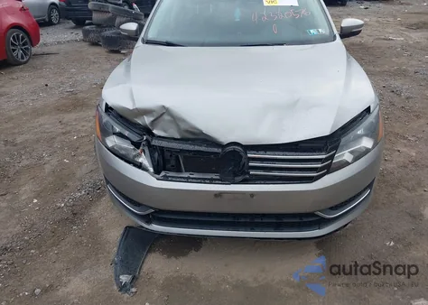 2014 Volkswagen Passat 2.5L Wolfsburg Edition z USA, uszkodzony, nr VIN 1VWAP7A38EC019075
